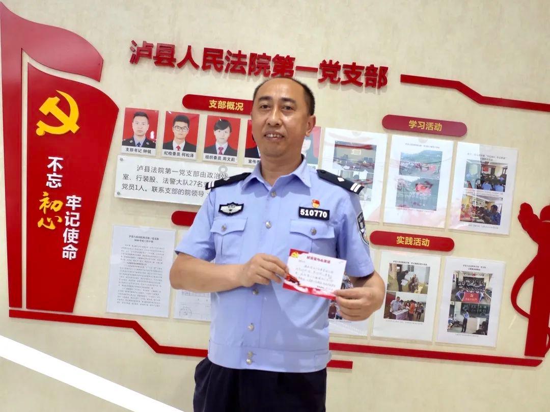 “中国经济新闻人物-企业家之夜”上,波司登董事长现场踩起了缝纫机!